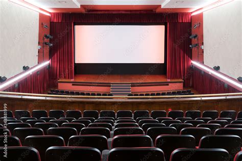 Foto De Inside Of Movie Theatre With Empty Seats And Stage Do Stock