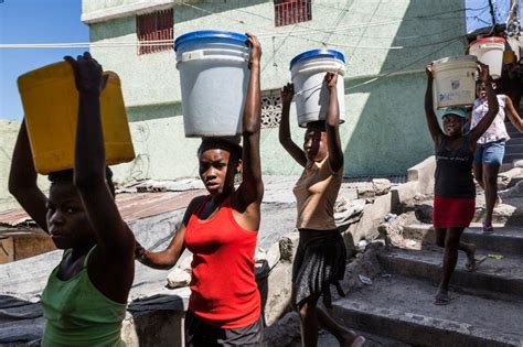 Eking Out A Living In Haitis Colourful Slum City Гаити Ведро Гордость