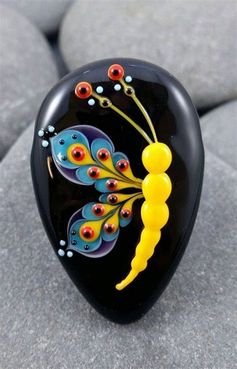 Stone painting is all the rage. Lorna May Prime‎ | Rock painting designs, Stone art ...