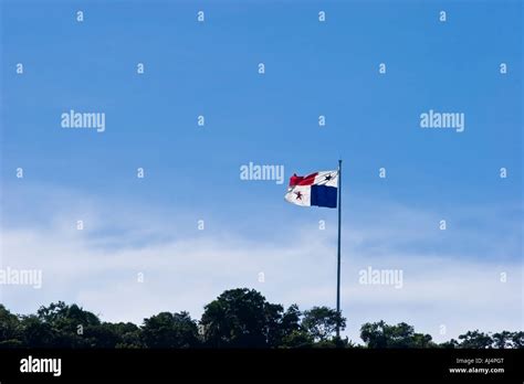 Ondear La Bandera Panameña En La Cima Del Cerro Ancón Fotografía De