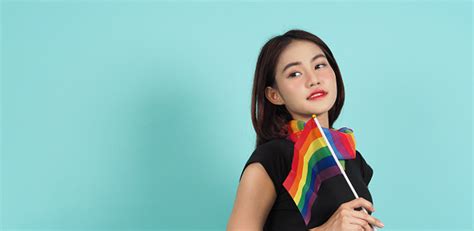 foto de garota lgbtq e bandeira do orgulho garota lésbica e bandeira lgbt em pé fundo verde azul