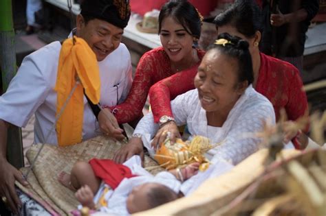 Sarana Hindu Bali Rangkaian Upacara Adat Bali Untuk Keselamatan Sang