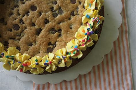 How To Make A Mrs Fields Style Cookie Cake Desserts Chocolate Chip
