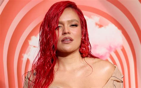 Karol G Conquista Los Latin Grammy 2022 Con Arriesgado Vestido Nude Fama