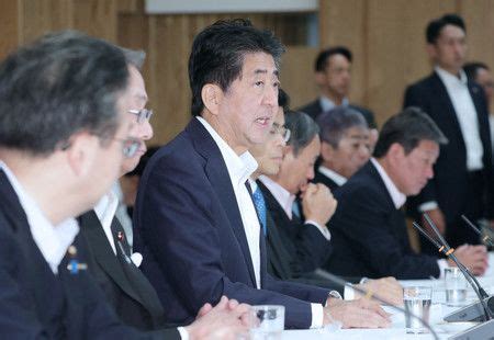 Abe Says He Will Reshuffle Cabinet Next Week Nippon Com