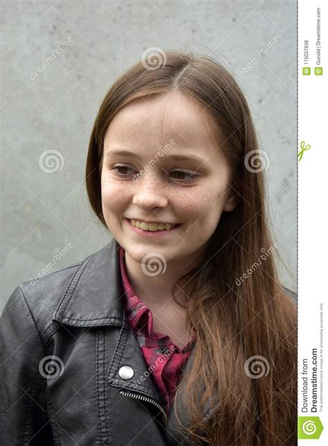 Девочка подросток с длинными коричневыми волосами Стоковое Фото изображение насчитывающей