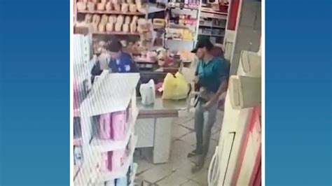 A Gazeta Vídeo Bandido Rende Funcionária E Assalta Supermercado Em Colatina