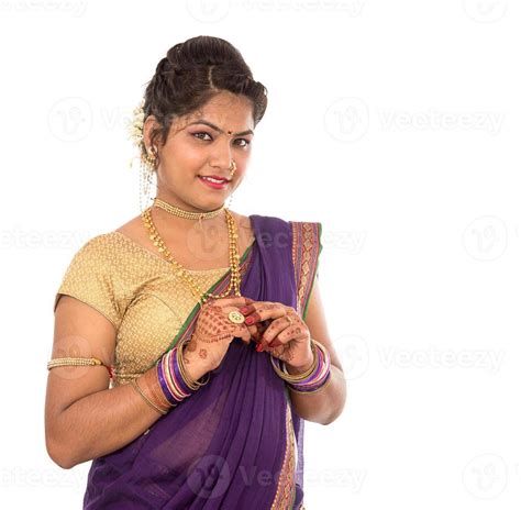 gros plan de la belle jeune fille traditionnelle indienne en sari sur fond blanc 4982101 photo