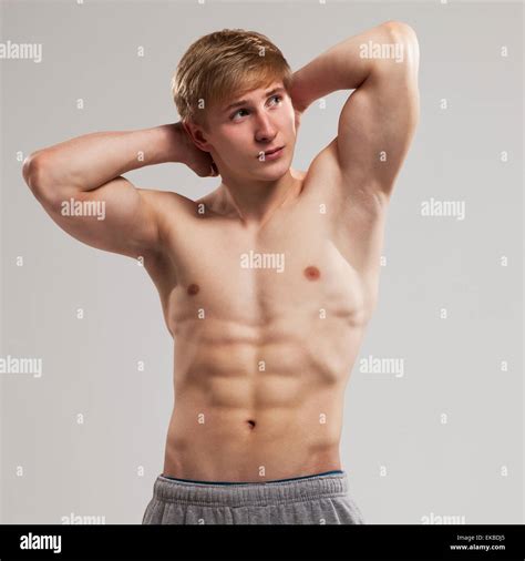 Hübscher Kerl Posiert Mit Nackten Oberkörper Stockfotografie Alamy