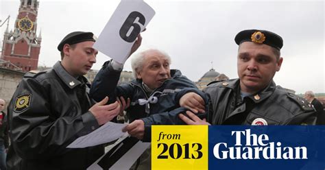 anti putin protesters detained in moscow video world news the guardian