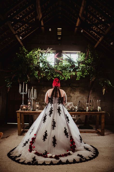 Lady Red Gothic Wedding Inspiration With A Fairytale Twist ⋆