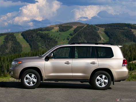 The big toyota land cruiser v8/200 was unveiled in 2007 and it received a facelift in 2011. Toyota Land Cruiser V8 - Fotos e Imagens | Autos - Cultura Mix