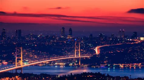 Istanbul, its largest city and commercial center, straddles the strategic bosphorus strait. İstanbul'da Gezilecek Yerler