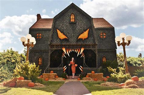 10 Most Halloween Decorated House