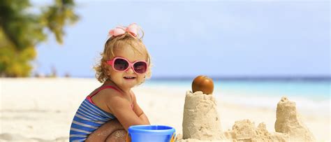 castillos de arena y otros juegos infantiles para divertirse en la playa bekia padres