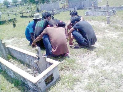 Smk pokok sena 2 tahu dan benci keburukan najis dadah. FOTO !! PAKAI TSHIRT JIJIK 2.0 HISAP GANJA ATAS KUBUR ...