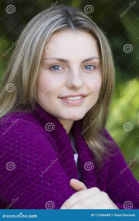 Portret Van Het Meisje Van De Tiener Stock Foto Image Of Mensen
