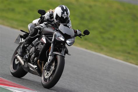 Triumph street triple is a sports bike available at a price range of rs. Triumph Street Triple 800 S, R und RS Test 2017 Motorrad ...