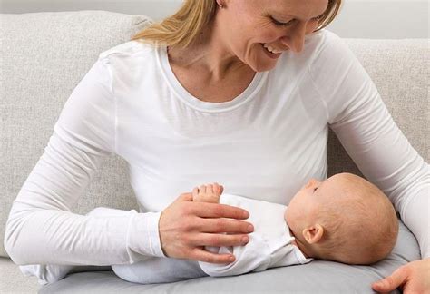 Praktis Dan Benar Ini 6 Posisi Menyusui Bayi Baru Lahir