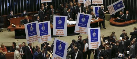 3.) com base no texto, considera afirmativas a seguir: Reforma trabalhista no Brasil aguarda aprovação de Temer
