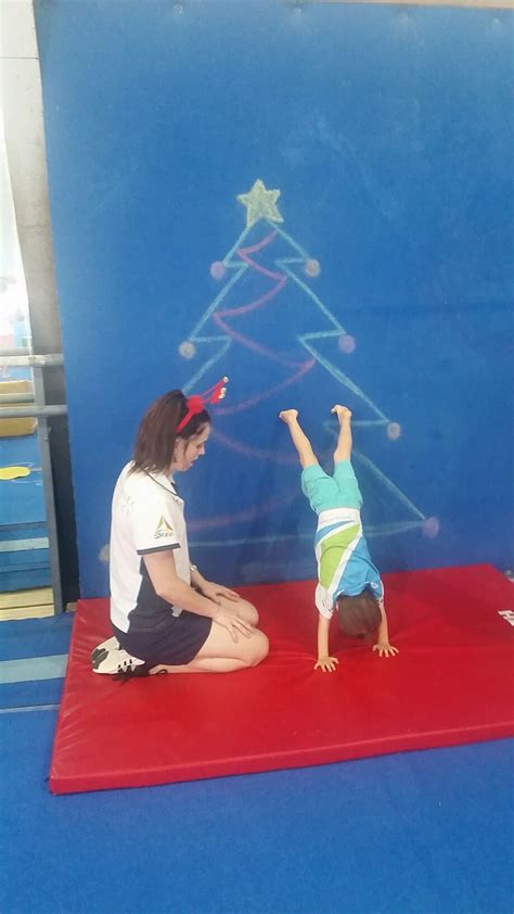 Gym Kids Christmas Handstands In Gymnastics Delta Gymnastics Brisbane