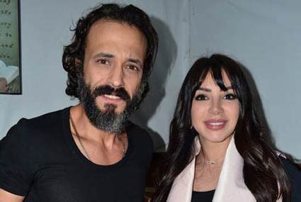 نحمد الله تعالى أن حبانا بشرف خدمة كتابه العزيز لنقدم لقرائنا الأعزاء القرآن الكريم بصوت أشهر قراء العالم الاسلامي , ليتمكن. يوسف الشريف يساند زوجته في طرح روايتها "لعبة إبليس ...
