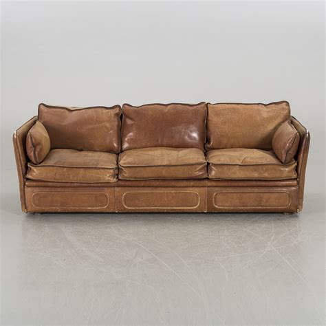 Working closely with renowned designers such as marcel wanders, kenzo takada, ora ito, cédric ragot, sacha lakic, christophe delcourt and stephen burks and with haute couture fashion houses such as jean paul gaultier. A ROCHE BOBOIS LEATHER SOFA, 1960/70's. - Bukowskis
