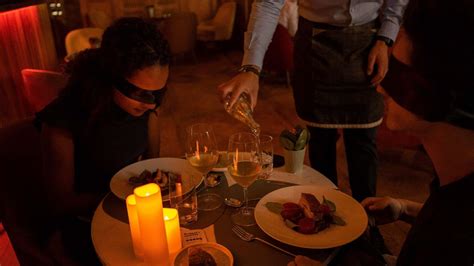 Dining In The Dark Une Expérience Unique De Dîner Les Yeux Bandés à