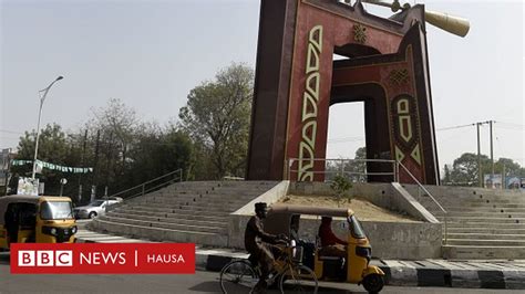 Mai sallah zai yi kabbara, sannan ya tafi zuwa sujjada, ya zama farkon abin da zai fara sauka a kan qasa gwiwowinsa, sannan hannayensa, sai goshinsa da hancinsa, ya shimfixa tafukansa akan qasa, (ya. Me ya jawo karuwar mace-mace a Kano lokacin da ake fama da ...