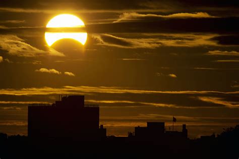 Tölts le legyűgöző ingyenes képeket napfogyatkozás témában. Ez volt a legritkább napfogyatkozás