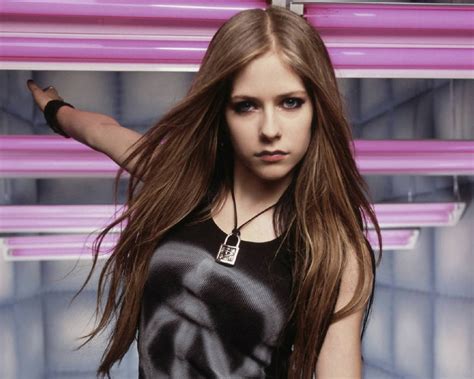 Avril Lavigne Has A Locked Neck Myconfinedspace