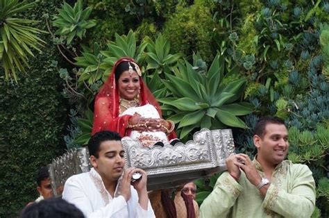 The Story Behind The Lesbian Indian Wedding That Stole The Internets Heart Indian Wedding