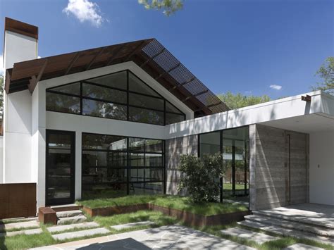 Arriba, hasta el metro 6 desde la entrada, hay una casa. Casa de un piso con cuatro dormitorios