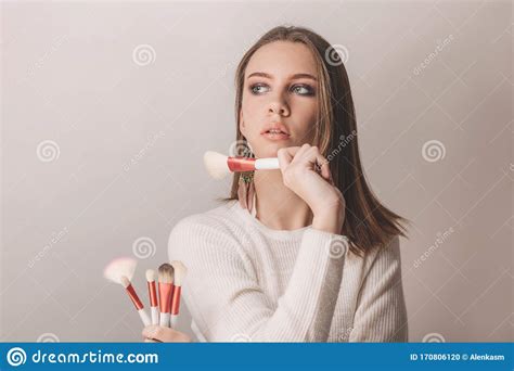 Retrato De Modelo Adolescente Com Maquiagem Elegante Segurando Escova De Contorno Foto De Stock