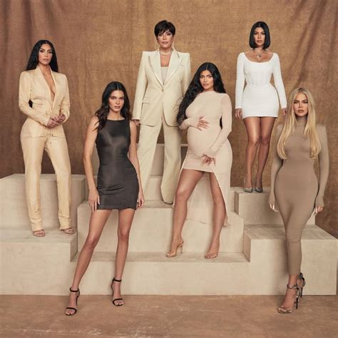 Kim Kardashian W Sukni Versace Na świątecznym Portrecie Sióstr