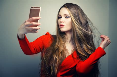Top 5 Useful Tips On How to Take the Perfect Selfie