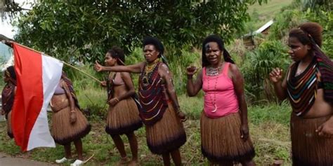 Koteka Dan Rok Rumbai Pakaian Adat Papua Halaman All