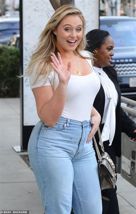 Iskra Lawrence 28 Is Every Inch The Supermodel As She Shows Off Her Famous Curves Daily Mail