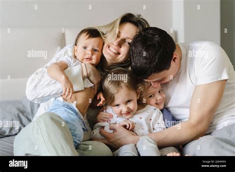 2 Niños Abrazados Fotografías E Imágenes De Alta Resolución Alamy
