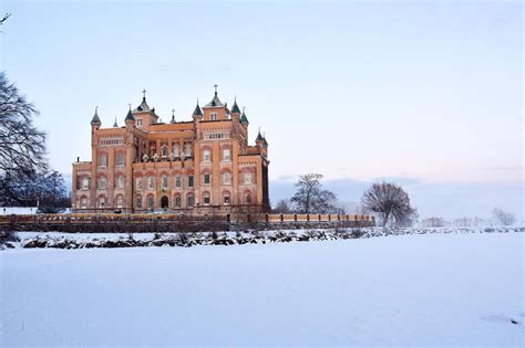 Stora sundby är ett slott och en jordegendom belägna vid hjälmaren i närheten av alberga i eskilstuna kommun och öja socken i södermanland. Kunglighet för en dag på Stora Sundby slott - Etunanytt