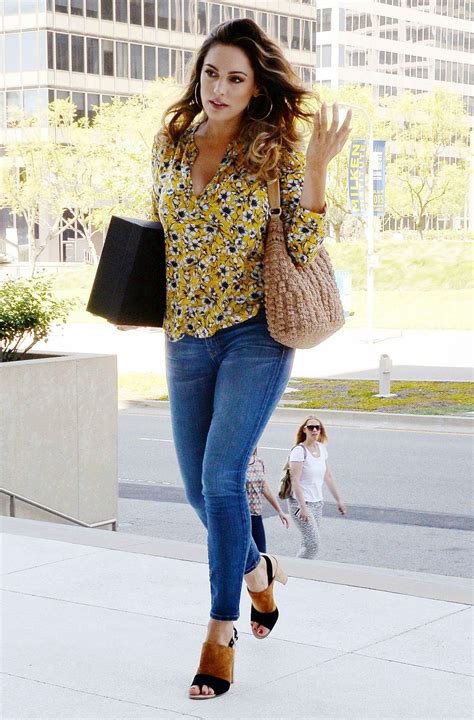 Kelly Brook Flaunts Curves In Denim Jeans Out And About In La Kelly Brook Style Yellow Floral