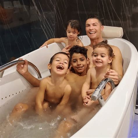 Cristiano Ronaldo Su Foto En La Bañera Con Sus Hijos Rtve Es