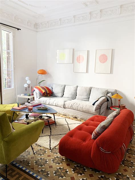 Cuando una casa moderna es pequeña hay que estudiar muy bien la proporción entre ventanas y paredes. La influencer de Instagram Blanca Miró nos enseña su casa ...