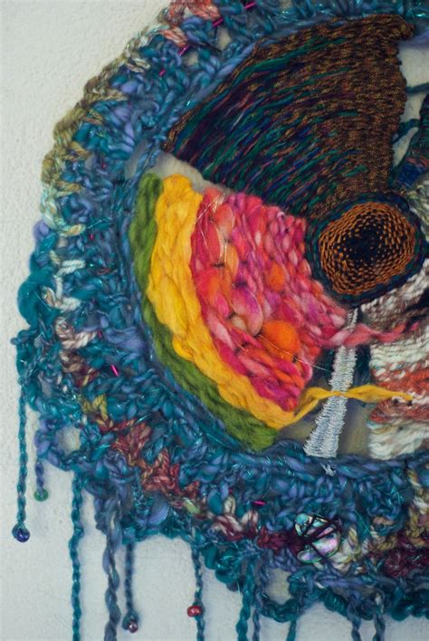 This ghana braiding style is unlike your average braiding process. WoolWench Circle Weaving | Arte têxtil, Arte