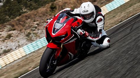 The short chute to reach turn 2 is quickly gobbled up. 2017 - 2018 Honda CBR1000RR | Top Speed