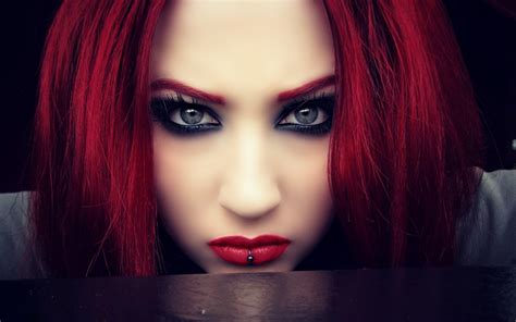 masaüstü yüz kadınlar kızıl saçlı model portre uzun saç mavi gözlü izleyiciye bakmak