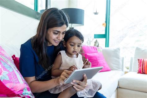Madre E Hija Feliz Usando Un Ordenador Tablet Juntos En Casa — Foto De