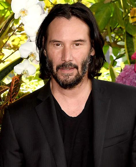 Keanu Reeves Praised By Fans After They Notice He Doesnt Touch Women