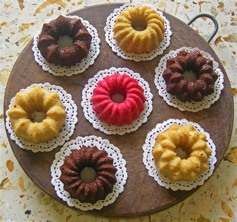 The wonderful thing about mini bundt cakes is that since there are so many designs of bundt cake pans available these days, you can make gorgeous. *BABY BUNDT CAKES* Have christened my new silicon Bundt ...