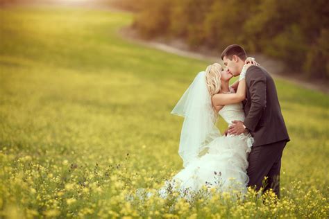 Love the way the picture seems to glow! Gold Unlimited | 2016 Spring Wedding Trends